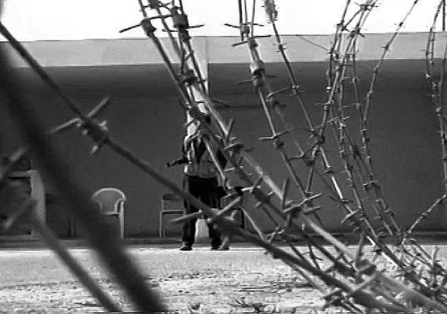 Las 'snuff movies' islamistas de Irak y Siria dan alas a la industria gore de Internet. Fotografía por Ferran Barber. El cuartel bagdadí de la imagen fue arrebatado por la milicia asiria a los fedayines. El hijo de Sadam, Uday Husein, registró en su interior con una cámara de vídeo las torturas de cientos de prisioneros. Posteriormente, las cintas se comercializaron or todo Irak. El fotograma forma parte del documental "En busca de los últimos asirios". Fotografía por Ferran Barber