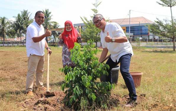 Walikota dan Anggota DPRD Payakumbuh Tanam Puluhan Pohon di Kawasan Pasar Padang Kaduduak