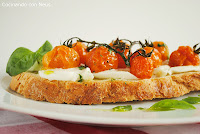 Bruschetta de mozarella y tomates cherrys