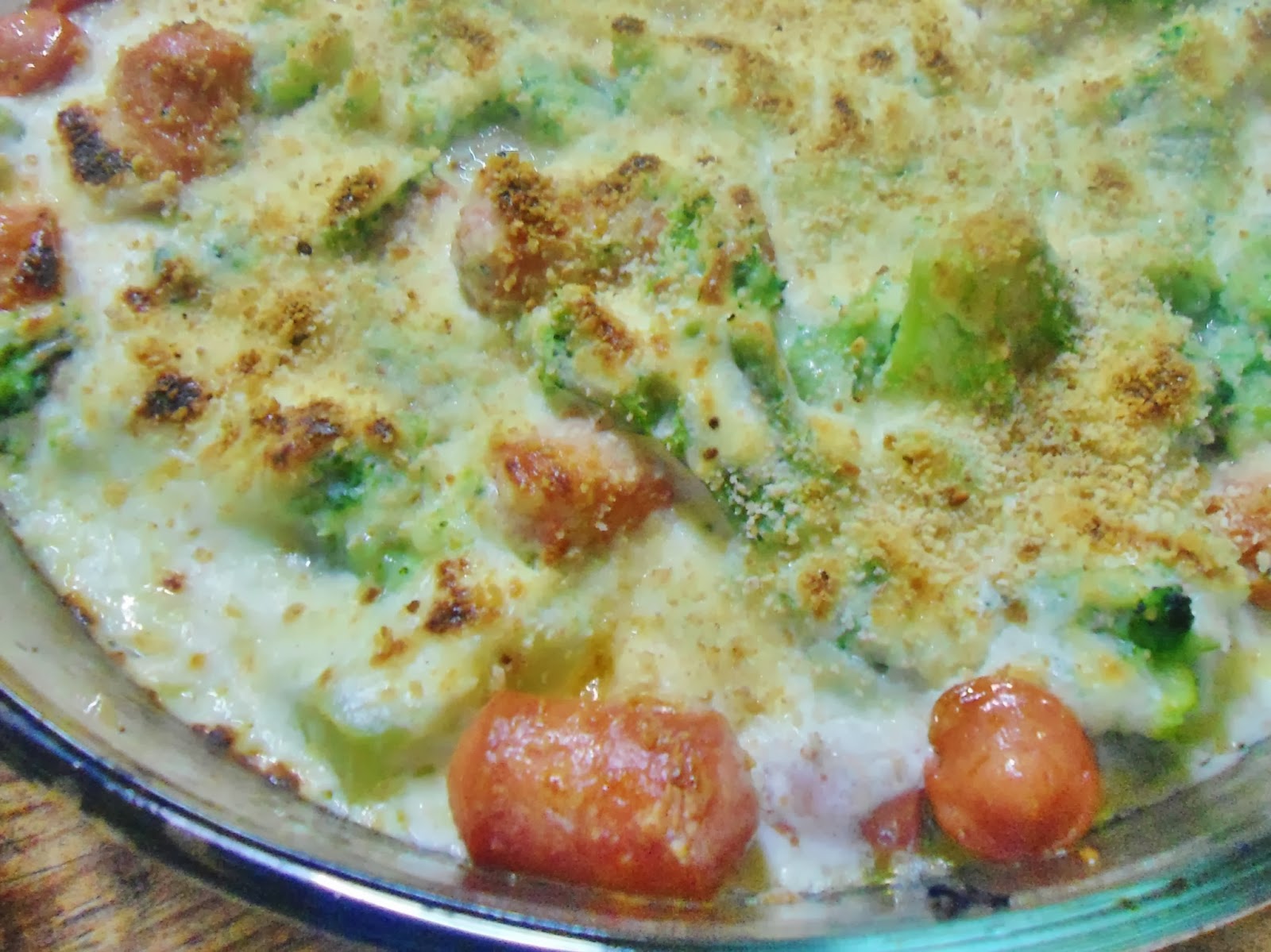 * Li Lou * Gratin de Brocolis, Saucisse de Strasbourg , Crème d'Emmental.