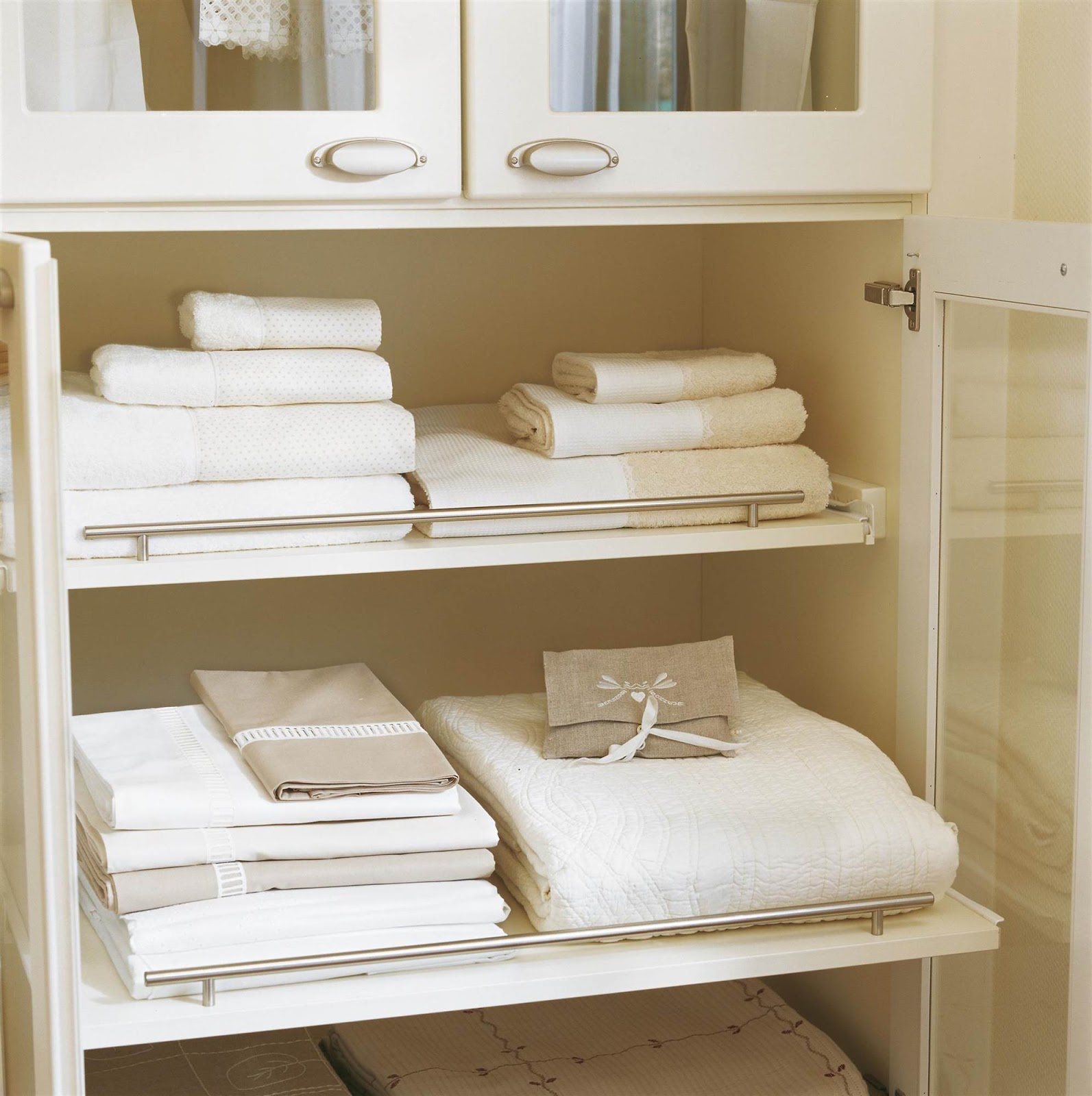 корзины для хранения вещей в шкафу. камера хранения в гостинице. хранение в гостинице. комната хранения багажа в гостинице. хранение багажа.