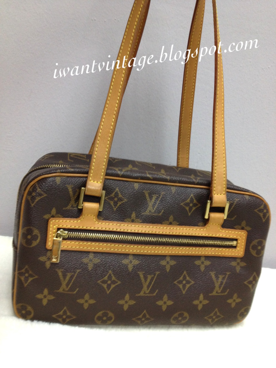 I Want Vintage | Vintage Designer Handbags: Louis Vuitton Shoulder Bag with Front Zip