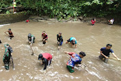 Karya Bakti Satgas Yonif 642/Kps Bersama Warga Dusun Gunjemak Bersihkan Bendungan