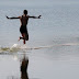 ΑΠΙΣΤΕΥΤΟ!!!! Μοναχός Σαολίν περπατά  πάνω στο νερό! (Βίντεο)