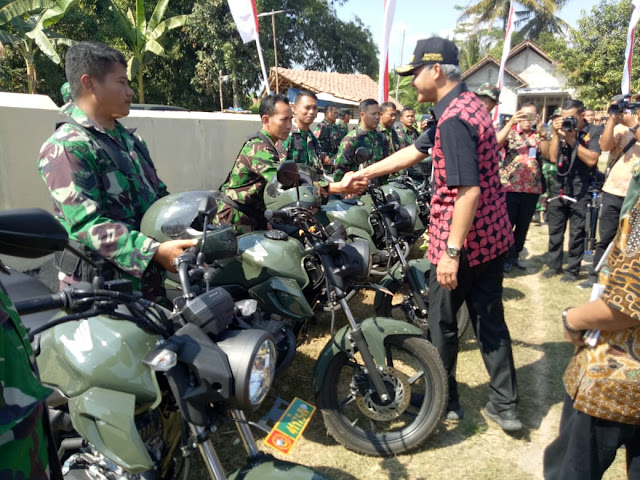 Usai Buka TMMD Reg 105 Gubernur Salami Prajurit Kodim Klaten
