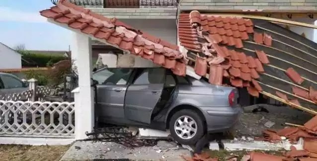 Ξάνθη: Διακινητής λαθρομεταναστών προσπάθησε να διαφύγει και έπεσε σε σπίτι..ΕΙΚΟΝΕΣ Ξάνθη: Διακινητής λαθρομεταναστών προσπάθησε να διαφύγει και έπεσε σε σπίτι..ΕΙΚΟΝΕΣ