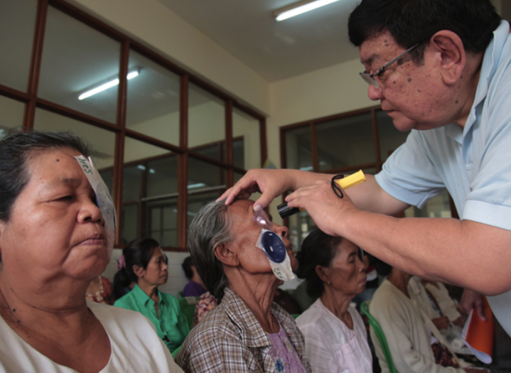 Isang Doktor, ginamot ng libre ang mga mata ng mahigit 130,000 na katao