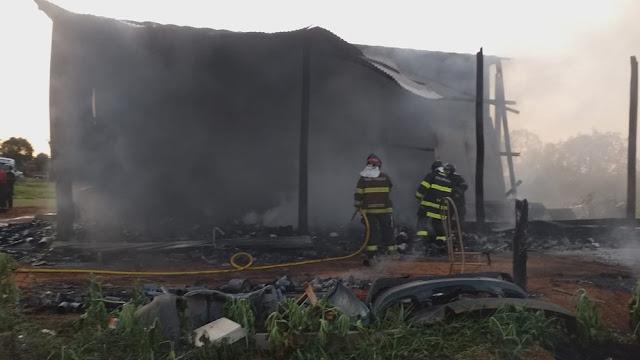Incêndio em anexo de barracão de recicláveis mobiliza Corpo de Bombeiros em Emilianópolis Incêndio em anexo de barracão de recicláveis mobiliza Corpo de Bombeiros em Emilianópolis