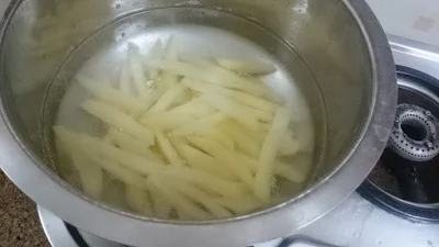 blanch-the-potato-stick