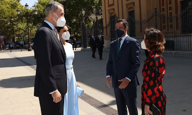 Queen Letizia wore a sky light blue sleeveless midi dress from Pedro del Hierro, and camel leather pumps from Prada