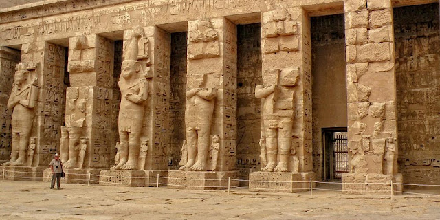Statues of Habu Temple - Temple of Habu  - Tourism in Luxor - www.tripsinegypt.com