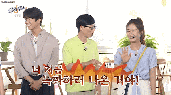 카메라를 등지고 선 전소민