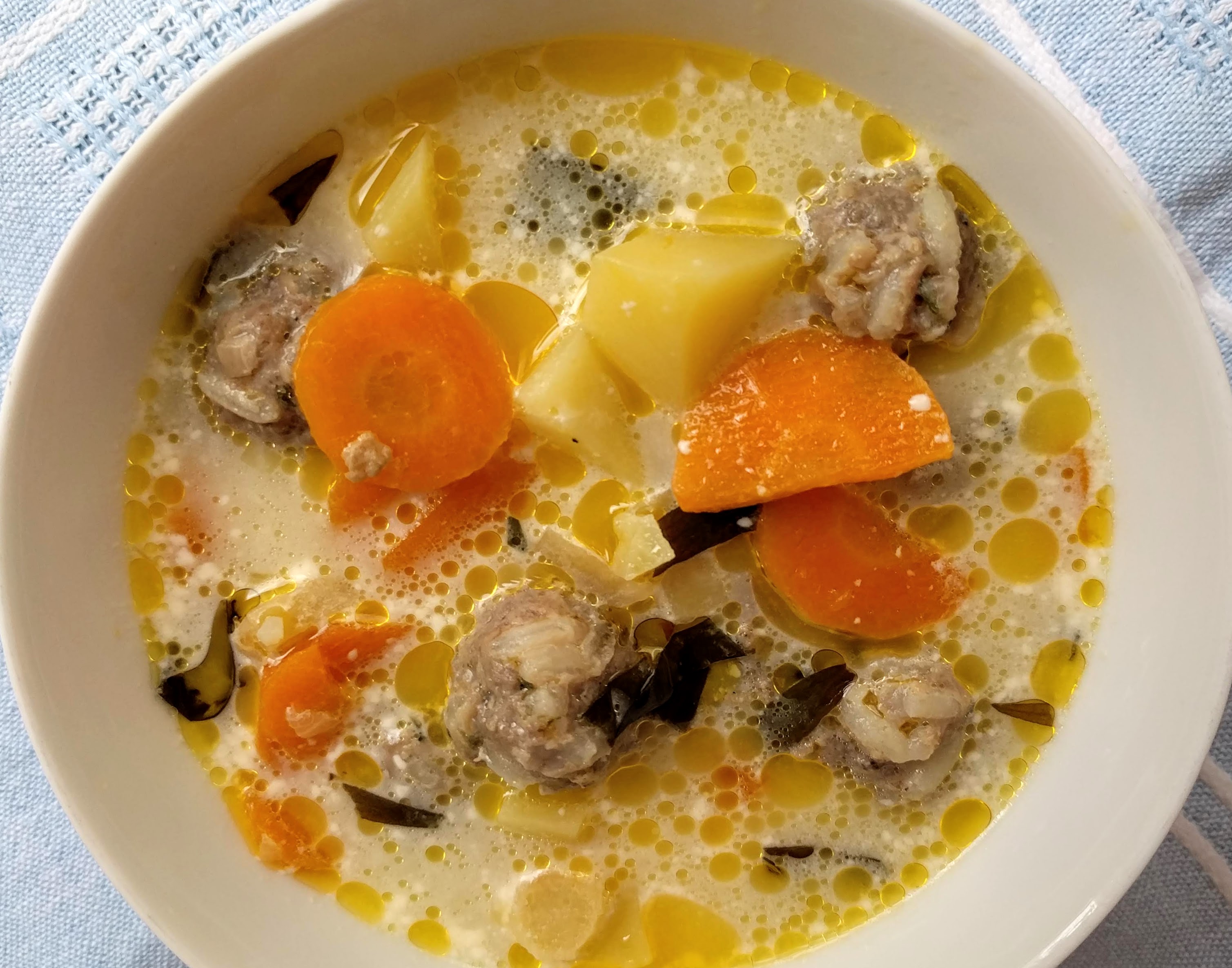 - Fleischklößchen Suppe mit Estragon (Ciorba de perisoare cu tarhon) - Fleischklößchen Suppe mit Estragon (Ciorba de perisoare cu tarhon)