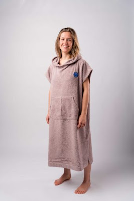 Ponchy poncho roze Opzoek naar de perfecte mix tussen een badjas en een handdoek? Kies voor de warme en comfortabele Ponchy. voorbeeld in het roze.