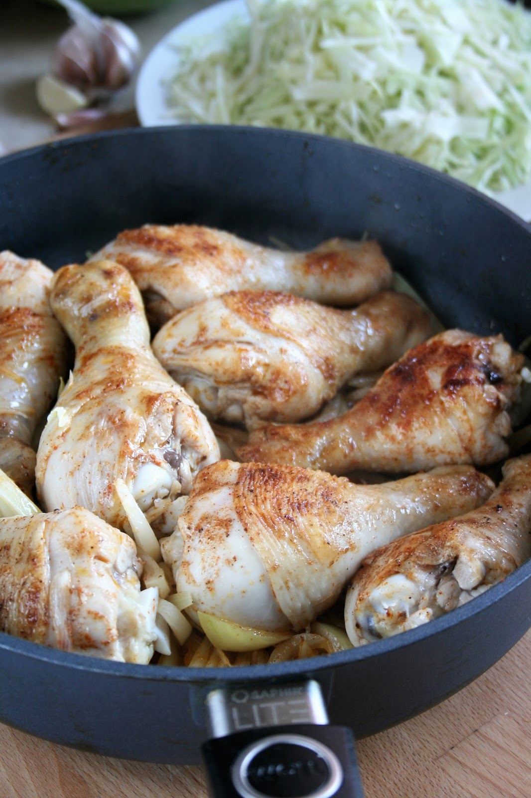 Готовим куру. Курица приготовленная. Голень куриная. Голень на сковороде. Куриные ножки аппетитные.