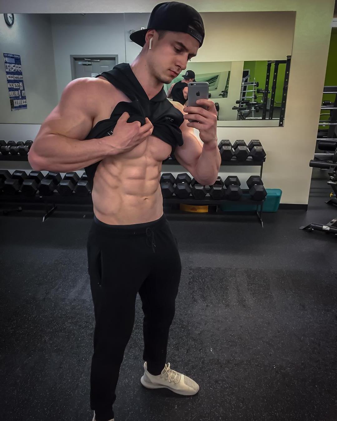 sexy-shirtless-bad-boys-marc-antoine-castonguay-ripped-sixpack-abs-gym-selfie