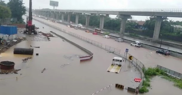 "Bukan Hoax! Banjir di Jalan Tol Cikampek Akibat Proyek Kecebong