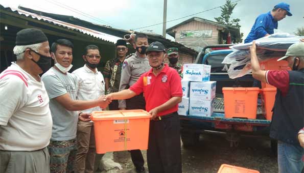 Pemkab Agam Salurkan Bantuan bagi Korban Angin Puting Beliung di Jambu Aia