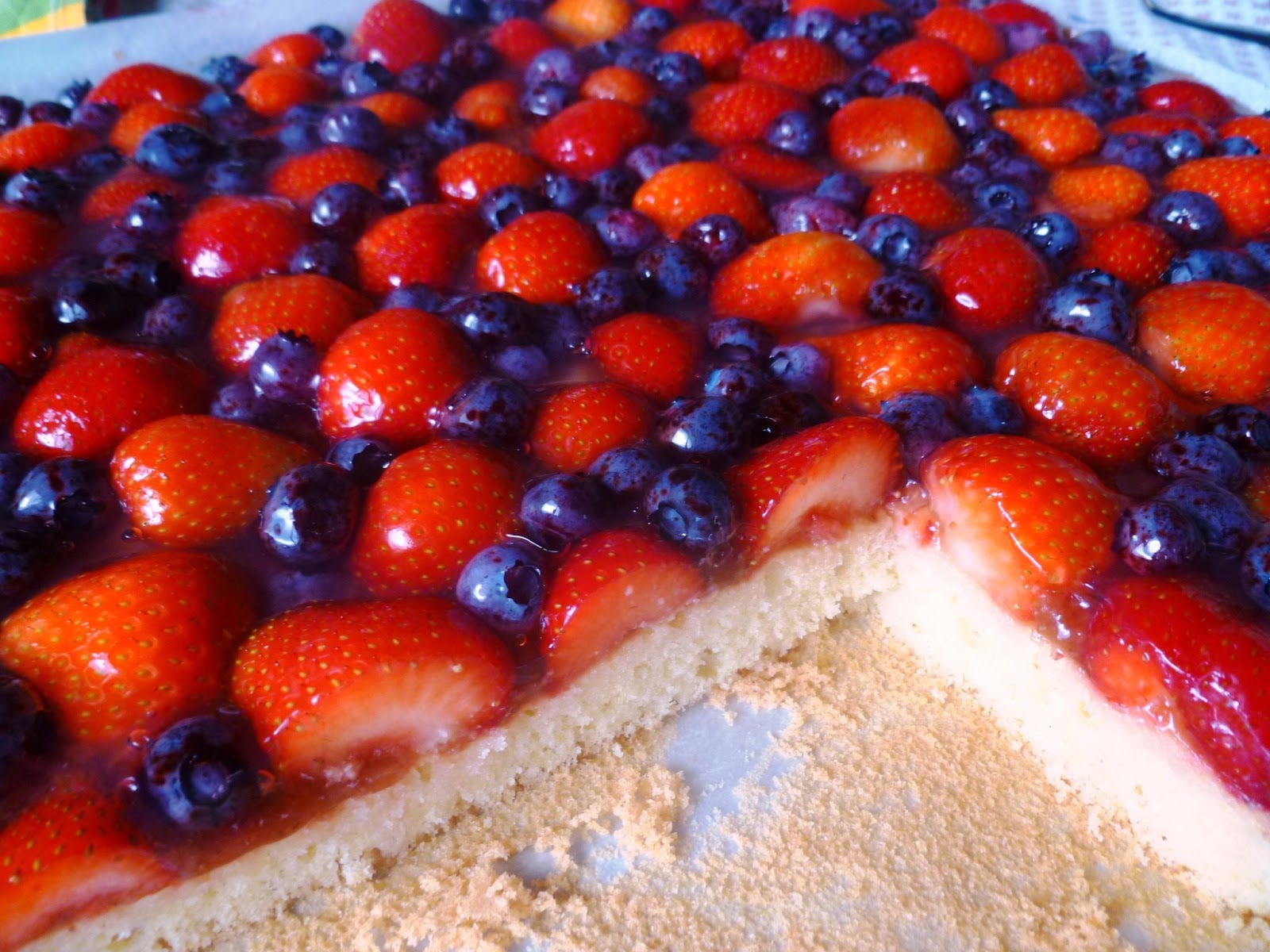 inser Kuchlbiachl: leckerer Blechkuchen mit Erdbeeren und Blaubeeren