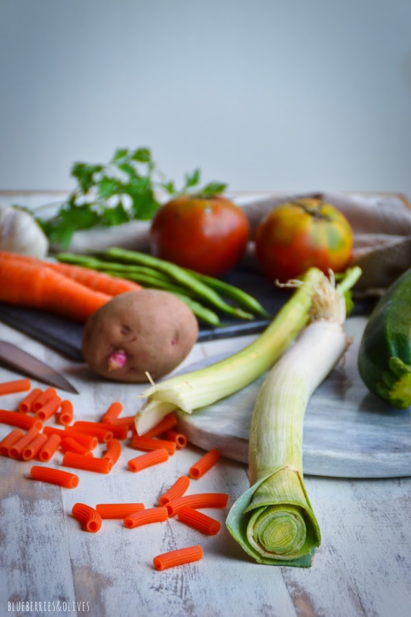 INGREDIENTES MINESTRONE: ZANAHORIA, PUERRO, PATATA, TOMATE, APIO, JUDÍAS, AJOS, PASTA NARANJA, 