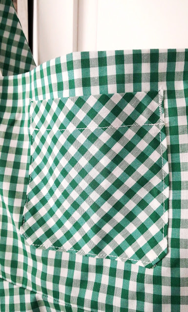 Detalle de bolsillo cortado al bies cuadros vichy