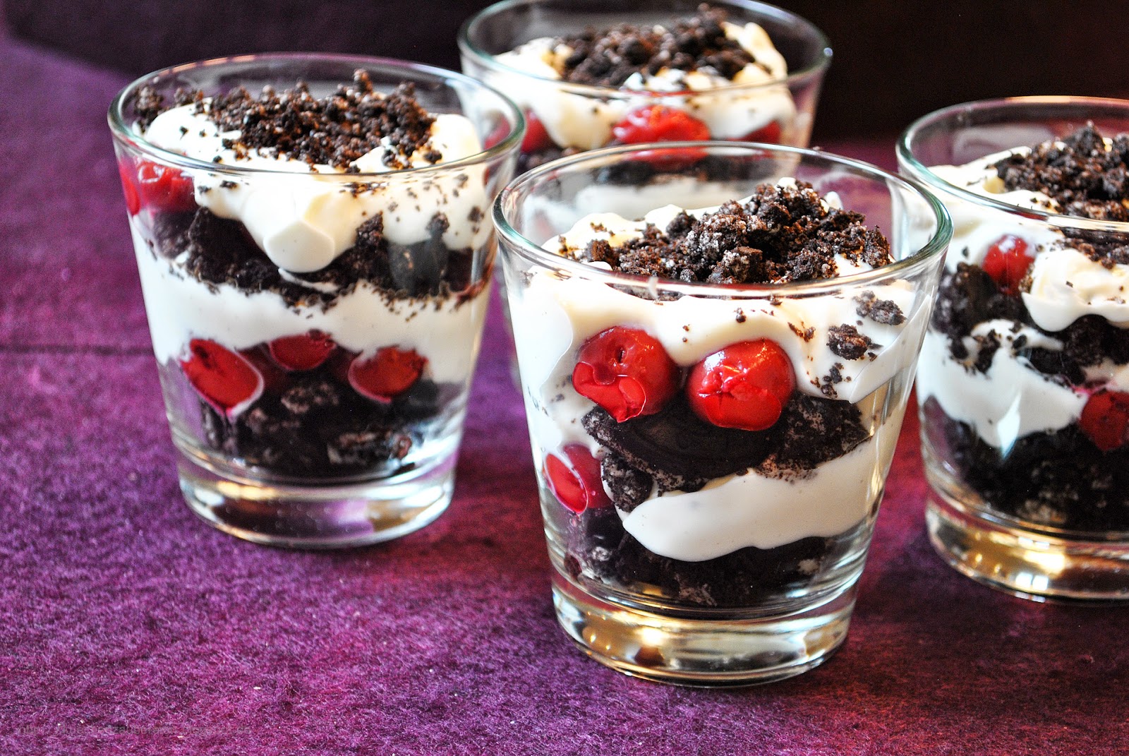 Küchenzaubereien: Krümeliges Vanillequark-Kirsch-Dessert im Glas