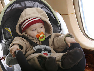 ghế ngồi xe hơi khi đi máy bay để an toàn cho em bé dưới 2 tuổi