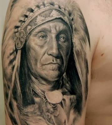 Rosto de indio tatuado no braço