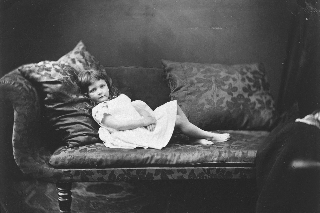 Cocosse Journal Alexandra 'Xie' Kitchin in front of the lens Lewis