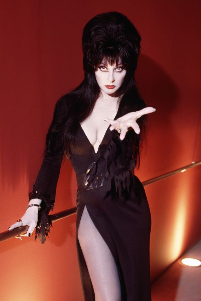 Elvira, Mistress of the Dark: Glamorous Vintage Photos of Cassandra Peterson in the 1980s - 23