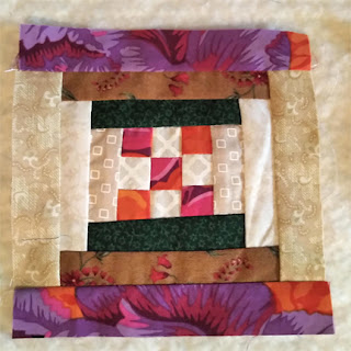 #QuiltBee: mini Courthouse Steps block