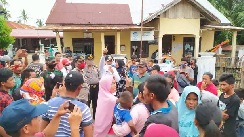 Tak Terima BLT, Warga Rusak Kantor Wali Nagari di Sumbar Tak Terima BLT, Warga Rusak Kantor Wali Nagari di Sumbar