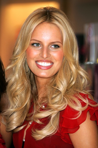 Karolina Kurkova Hairstyle | Celebrity Hair Cuts