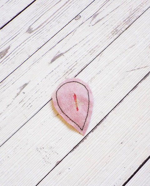 Cắt rời ra khỏi vải và tạo đường rạch trên keo dựng