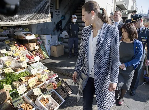 Crown Princess visited the Tsukiji fish market, Hamarikyu Gardens and Swedish embassy, met with Pepper the Humanoid Robot. Oscar de la Renta floral dress