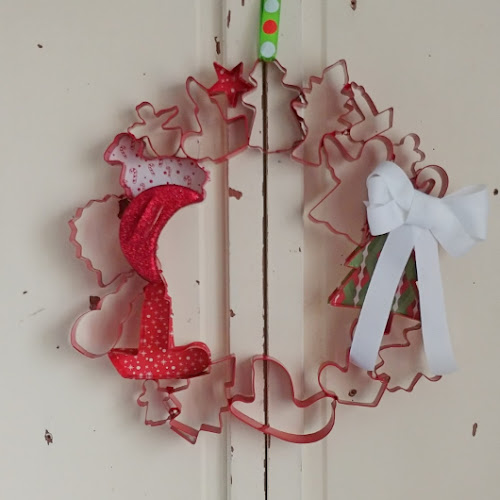 DIY Cookie Cutter Wreath - Twelve Days of Christmas Ideas