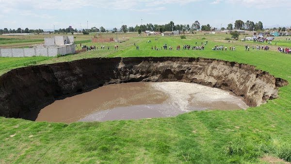 Alertan por aparición de al menos 30 agujeros en las cercanías del mega socavón en Puebla, se teme lo peor Alertan por aparición de al menos 30 agujeros en las cercanías del mega socavón en Puebla, se teme lo peor