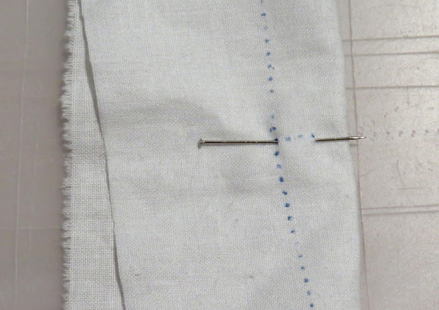 Alfiler colocado en marca inicial en perpendicular