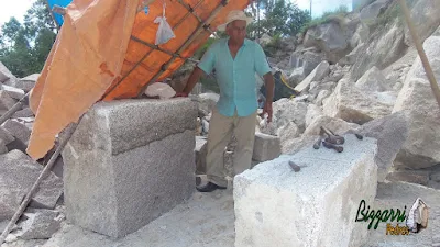 Bizzarri fazendo o que gosta, garimpando pedra na pedreira. Na foto procurando pedra para fazer a construção de ponte de pedra, muro de pedra, pedras para jardim, pedras para banco de pedra, sendo pedra de granito cor rosa. Gosto de garimpar essas pedras pois já imagino ela sendo colocada em cada trabalho de pedra que vou executando. Peças raras de pedra, peças únicas, verdadeiras relíquias de pedra.