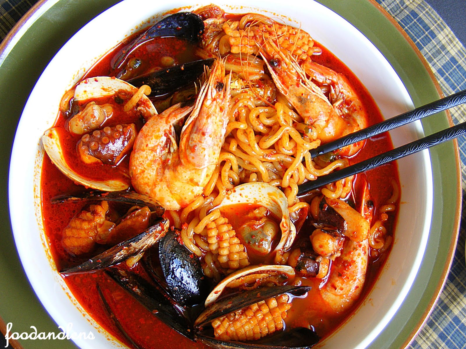 Food and lens Jjamppong (Korean Spicy Seafood Noodle Soup)