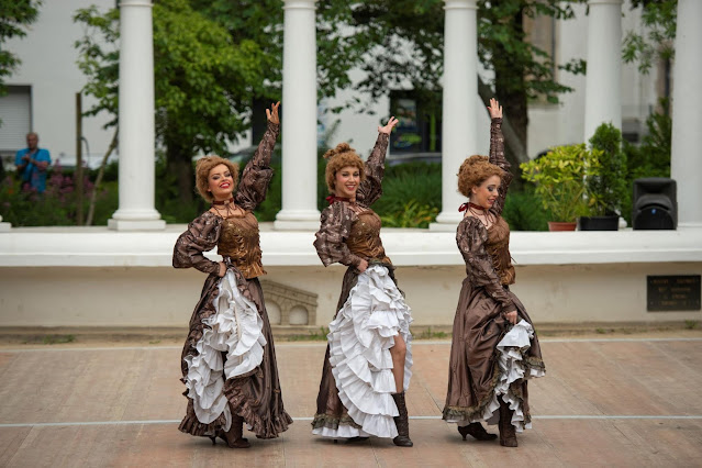Le public a beaucoup apprécié les danseuses de French Cancan à Napoléonville en Fête