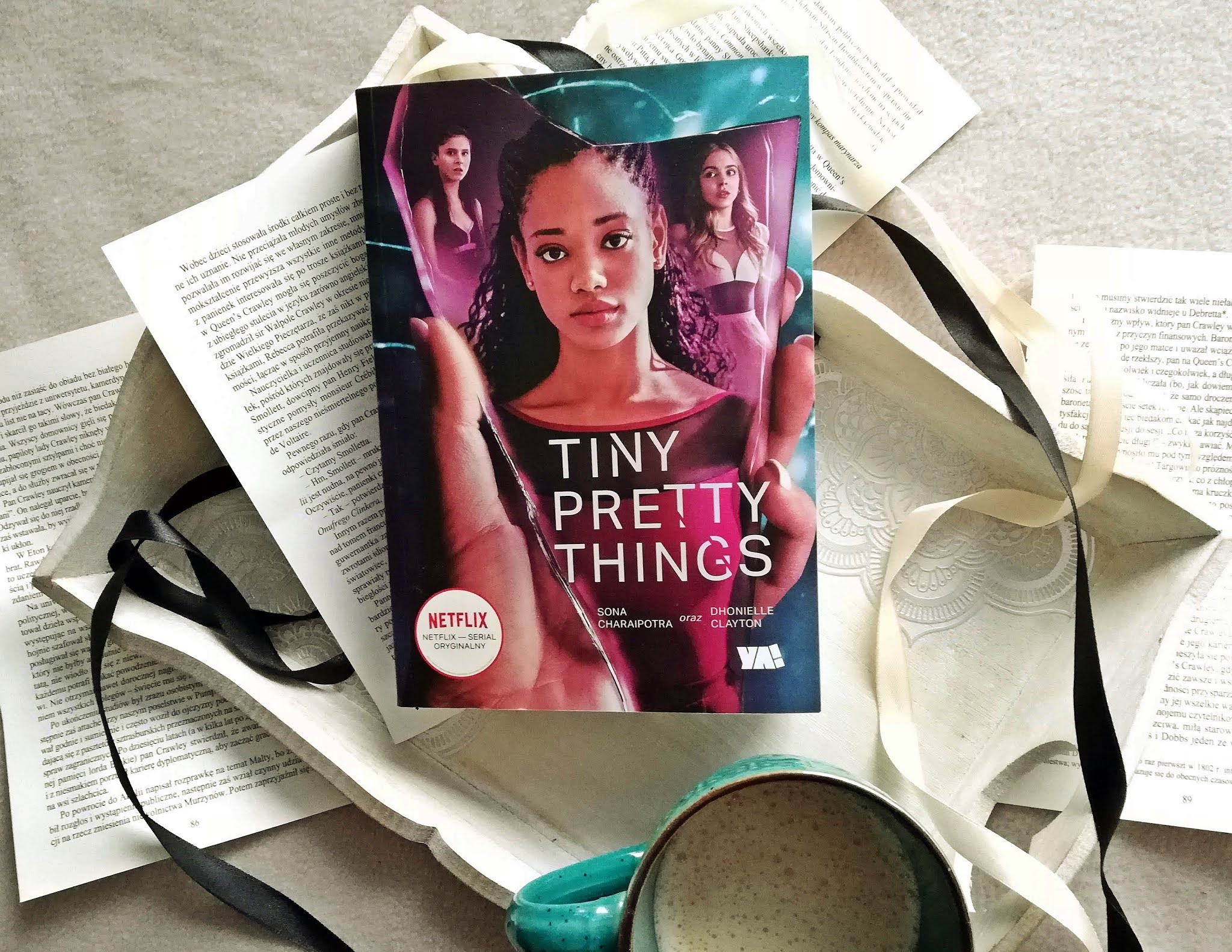 Poznaj "Tiny Pretty Things" Sona Charaipotra, Dhonielle Clayton