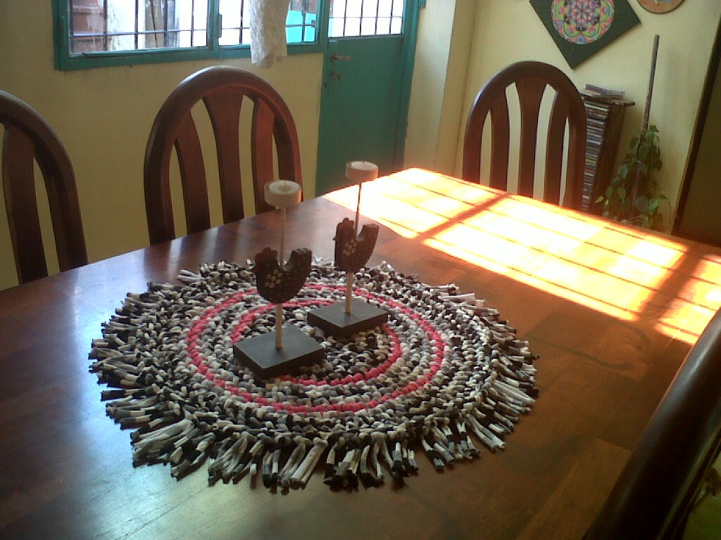 * LA ALFOMBRA MAGICA 2012 *: Totora: hilo de tela.