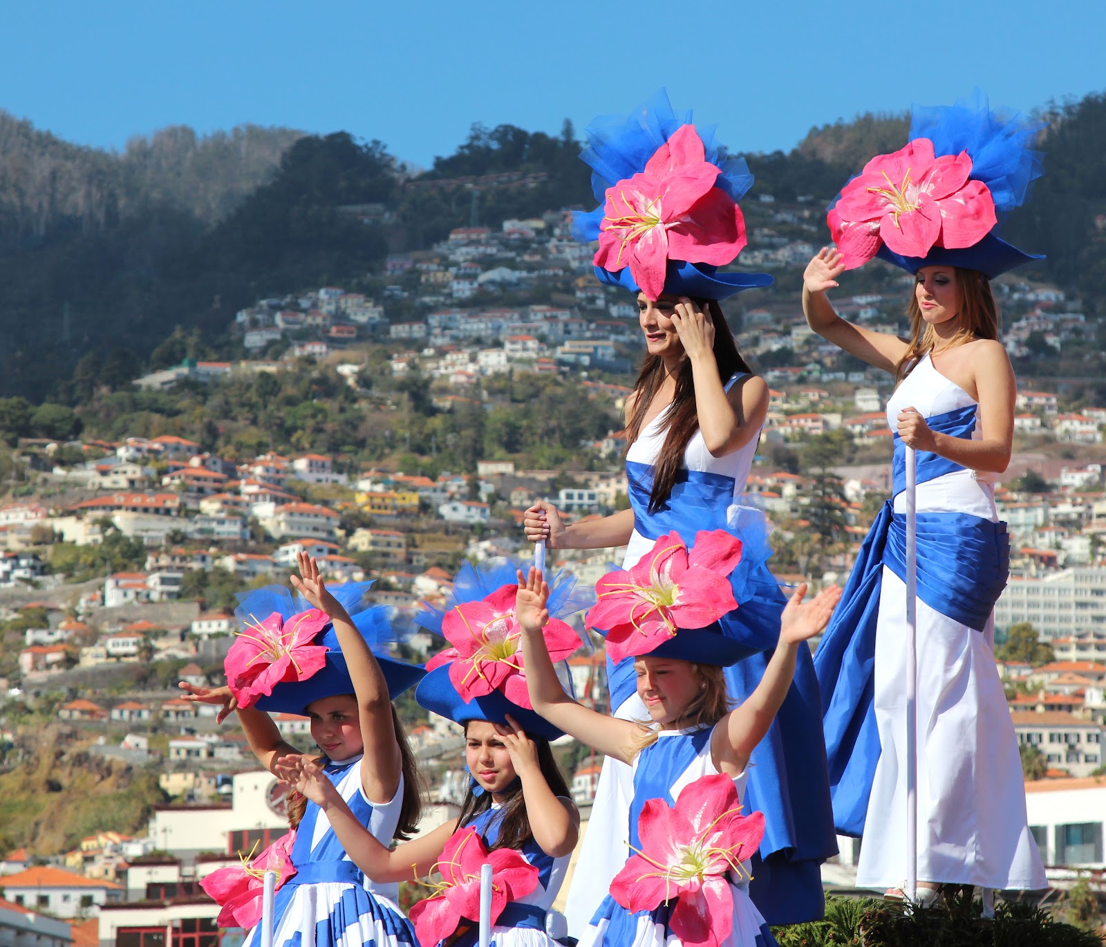 Le bonheur en marchant. La fête des fleurs à Madère Le bonheur en marchant. La fête des fleurs à Madère