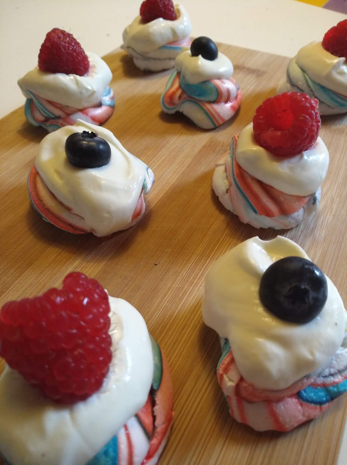 Taartjes van meringue met plattekaasroom en rood fruit