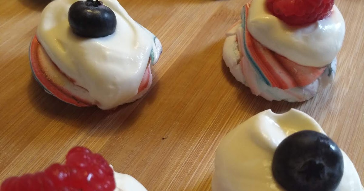 Taartjes van meringue met plattekaasroom en rood fruit