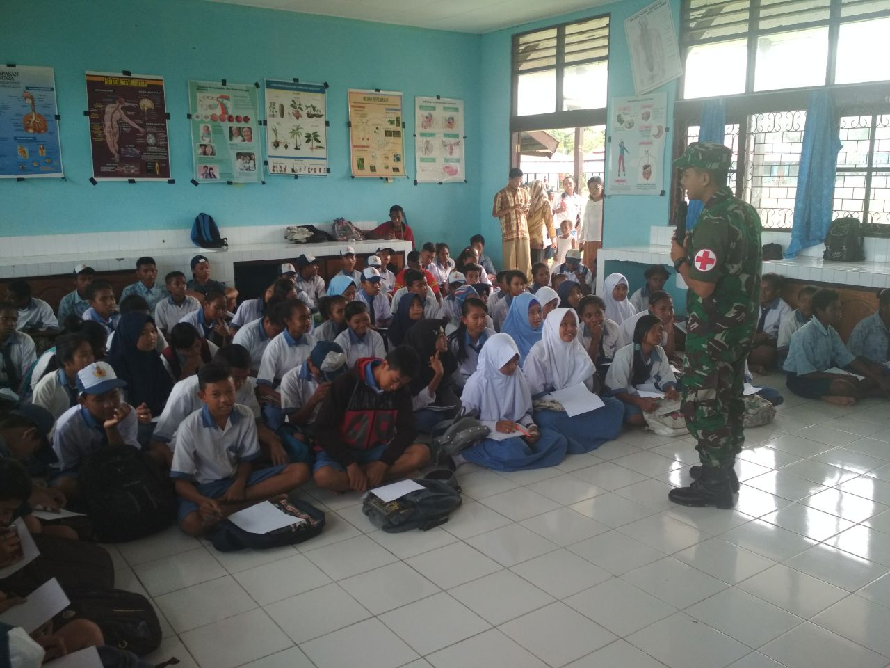 Penyuluhan Kesehatan pada Siswa, Satgas Pamtas RI-PNG Yonif 121/MK sampaikan Materi Air Bersih