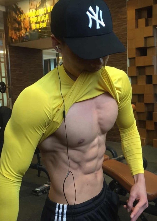 fit-body-dude-pulling-shirt-up-sexy-abs-pecs-cocky-bro