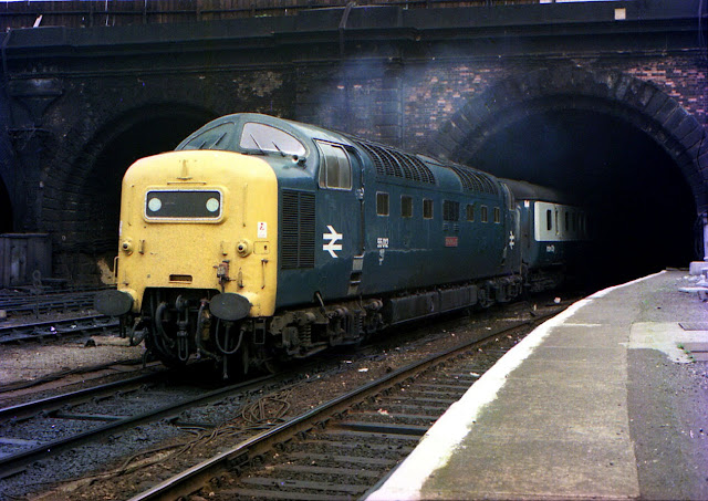 До сегодняшнего дня в различных железнодорожных музеях сохранилось шесть экземпляров локомотива British Rail Class 55 (фото: Barry Lewis, CC BY 2.0)