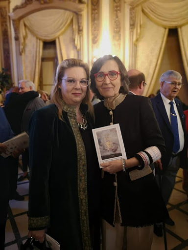 Rosa Aguilar con el poemario de la Virgen de Linares